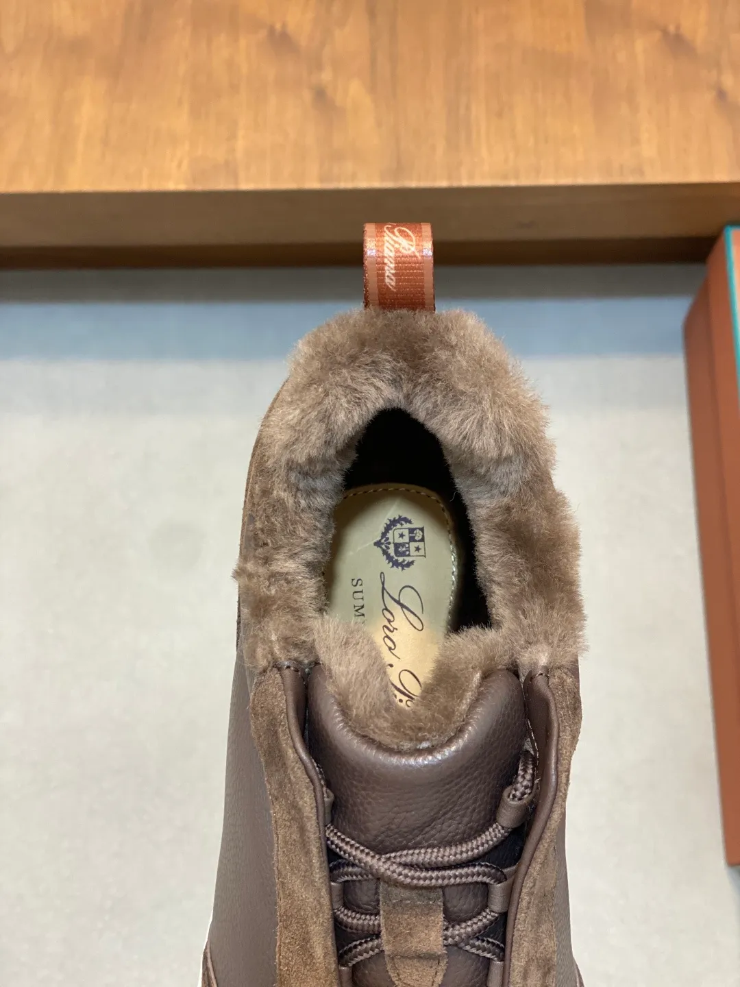 Men's shoes 💰840 Winter LoroPiana WeekendWalk men's wool warm sneakers! Specially designed wool warm shoes for men! This WeekEndWalkEvo casual shoe reinterprets the WeekEnd casual shoe with a design that combines the characteristics of running shoes and walking shoes. An improved version of the classic shoe style in the autumn/winter series, the shoe body is made of fleece cotton blend with a slight elasticity to ensure that the upper part of the shoe is covered and fitted. The narrow silhouette in the middle and the warmth of the integrated fur lining make the shoes comfortable and practical to wear. The shoe details, combined with the lightweight rubber sole with ridged edges, add a sporty feel to the shoe. Kummel rubber sole with stitching and ultra-light technical material sole: This design structure helps distribute weight properly and improve shock absorption. Raised edges on the sole ensure traction and stability during walking. Body: 97% cotton, 3% spandex lining. Wool sole rubber! Size: 39/40/41/42/43/44 (45.46 customized) standard leather shoe size original box package